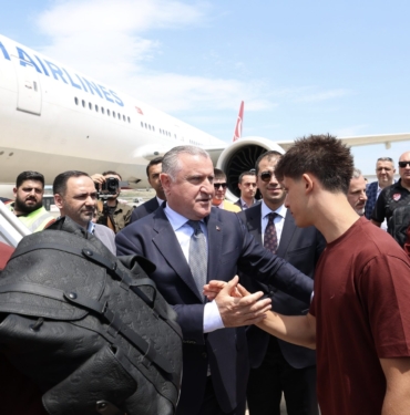 BAKAN-BAK-MILLI-FUTBOLCULARI-ABDYE-UGUR_1341055_398327-scaled.jpg