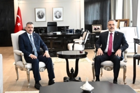 BAKANLAR-CIFTCI-ILE-FIDAN-BIR-ARAYA-GELD_1370009_406811.jpg