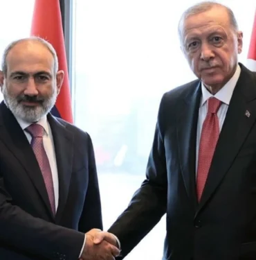 cumhurbaskani-erdogan-ermenistan-basbakani-pasinyan-ile-gorustu-tuvm_cover.webp.webp