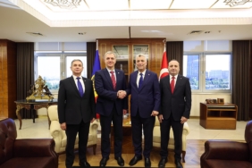 BAKAN-BOLAT-MOLDOVA-HEYETIYLE-BIR-ARAYA_1435450_426753.jpg
