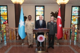 BAKAN-GULER-SOMALI-GENELKURMAY-BASKANI-_1451556_431764.jpg