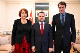 BAKAN-GURLEK-UGUR-MUMCUNUN-AILESIYLE-G_1445678_430008.jpg