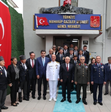 BAKAN-GULER-DEVLETIMIZ-GAZILERIMIZIN-VE_1514353_450547.jpg