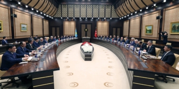 Enerji Bakanı Bayraktar Kazak Mevkidaşı Akkenzhenov İle Görüştü
