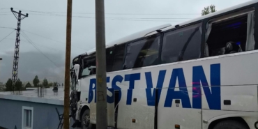 Şırnak’ta Yolcu Otobüsü TIR’la Çarpışıp Eve Girdi: Şoför Hayatını Kaybetti, 14 Yaralı