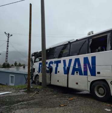 YOLCU-OTOBUSU-ILE-TIR-CARPISTI-1-OLU-1_1579801_469879.jpg